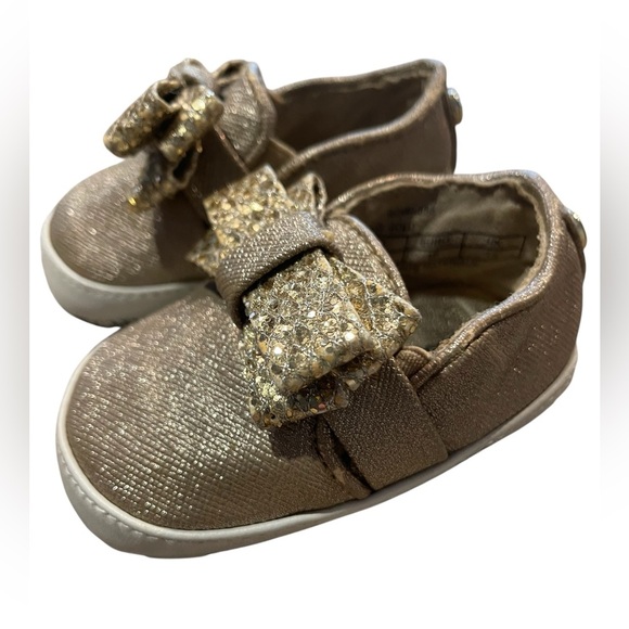 MICHAEL MICHAEL KORS sz 2 Baby Shoes Soft Sole Slip On Metallic Bows Gold - Picture 1 of 4